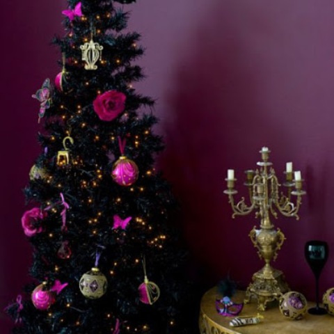 12-a-dramatic-glam-and-burlesque-black-tree-with-rose-and-bauble-ornaments