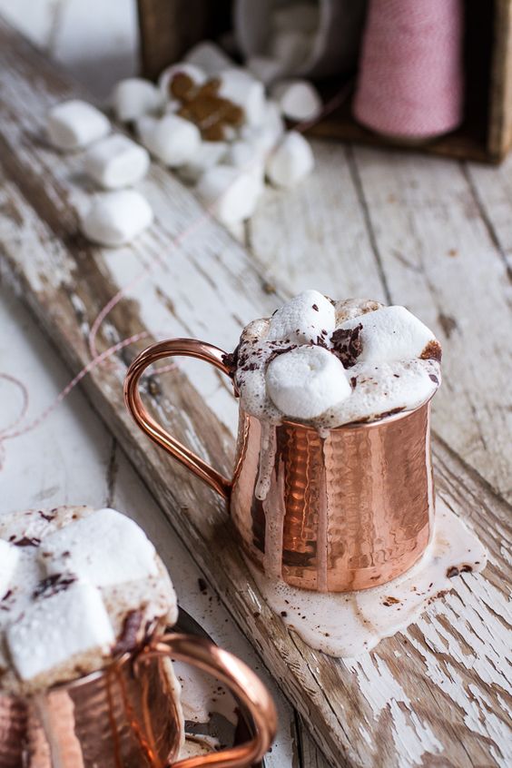 18-copper-mugs-with-hot-chocolate-and-marshmallows
