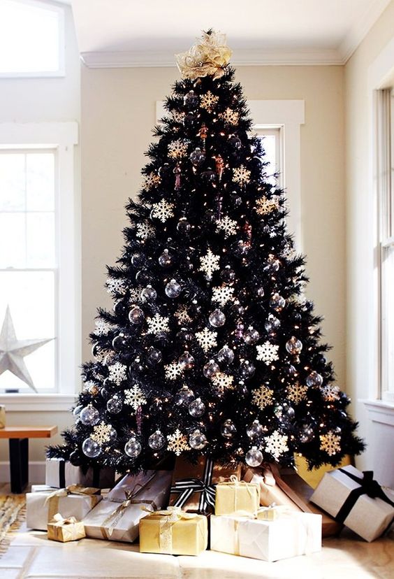 20-chic-black-christmas-tree-with-black-and-white-ornaments-all-over-makes-a-bold-statement