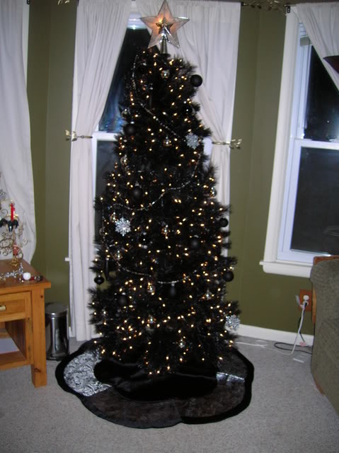 21-chic-black-tree-with-black-ornaments-and-gold-lights