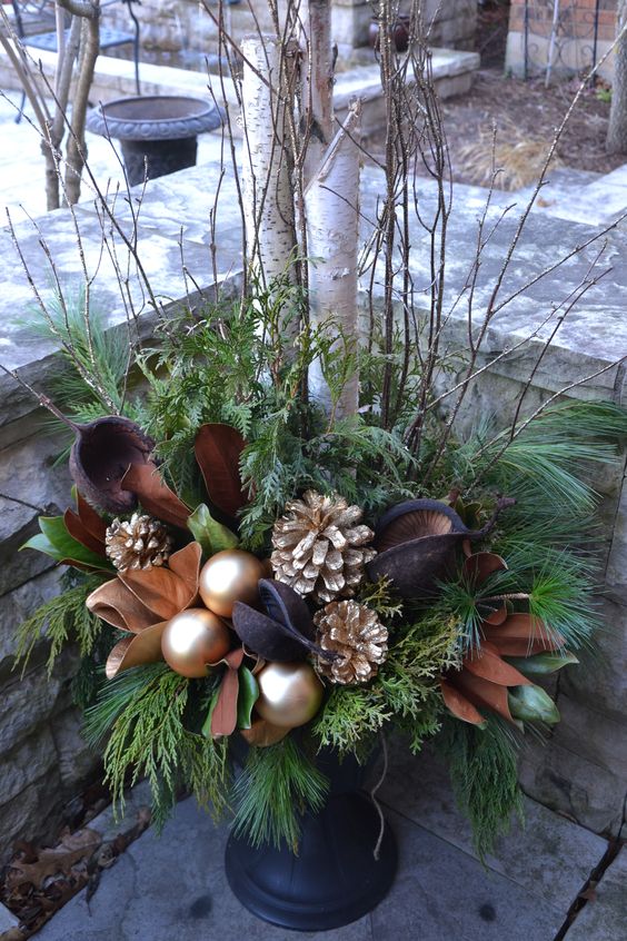 03-a-chic-brown-and-gold-christmas-urn-with-leaves-ornaments-and-gilded-pinecones