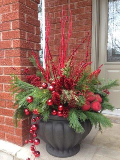 10-outdoor-arrangement-with-a-large-urn-evergreens-red-branches-and-ornaments
