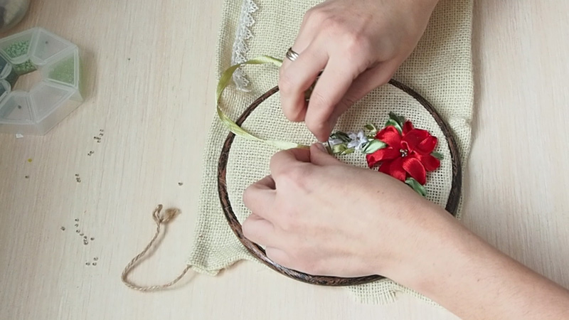 Цветочный декор текстильного мешочка вышивкой лентами
