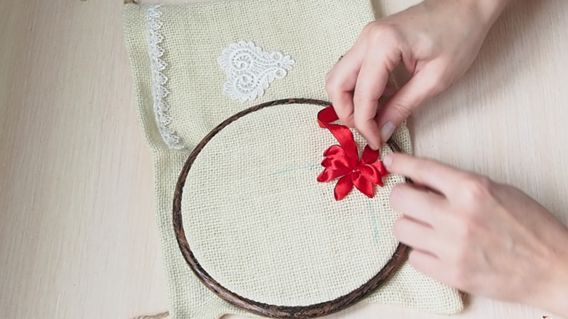 Цветочный декор текстильного мешочка вышивкой лентами