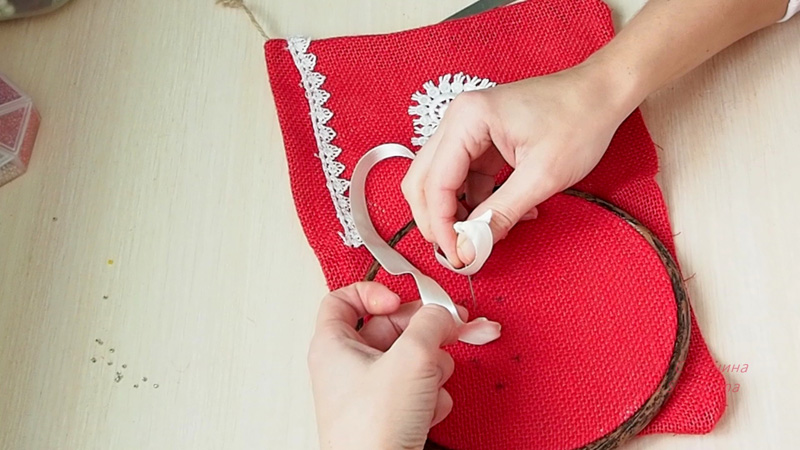 Как украсить вышивкой подарочный мешочек