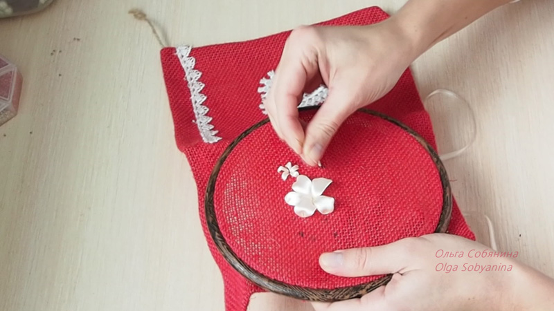 Как украсить вышивкой подарочный мешочек