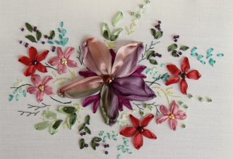 http://hobby-country.ru/wp-content/uploads/2014/08/lilac_flower_ribbon_embroidery_small-800x592.jpg