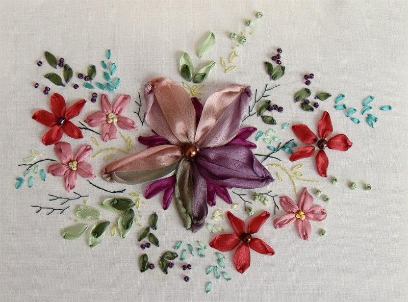 http://hobby-country.ru/wp-content/uploads/2014/08/lilac_flower_ribbon_embroidery_small-800x592.jpg