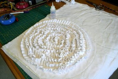 Шьем сами. Интересный декор подушки и одеяла воланами (2) (400x267, 110Kb)