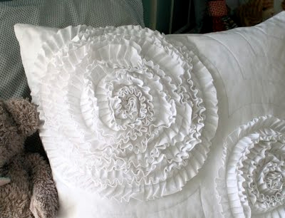 Шьем сами. Интересный декор подушки и одеяла воланами (3) (400x306, 104Kb)