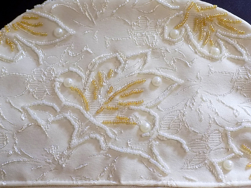 Расшиваем фабричную вышивку на ткани бисером