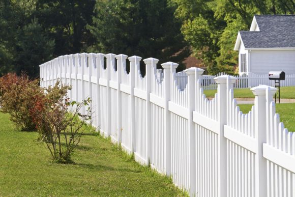 Белый деревянный дачный забор