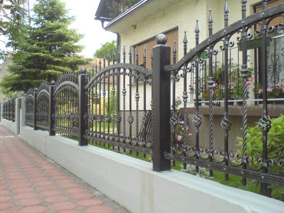 Красивый металлический забор для загородного дома