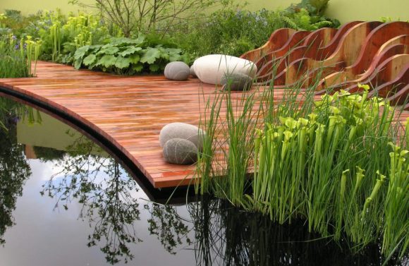 Садовый пруд с деревянным настилом