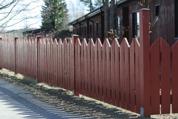 Традиционный забор-штакетник для дачи